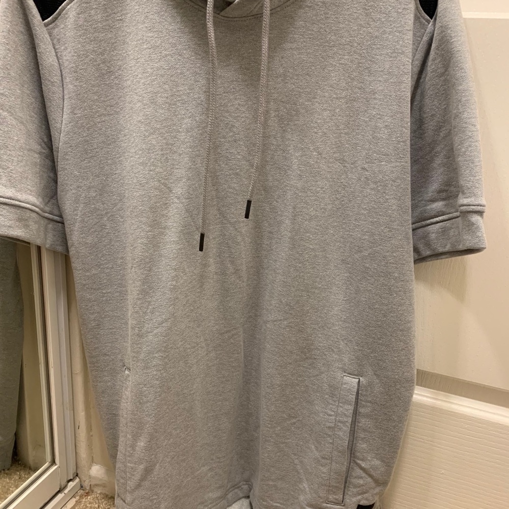 Under armor size large shirt sleeved hoodie